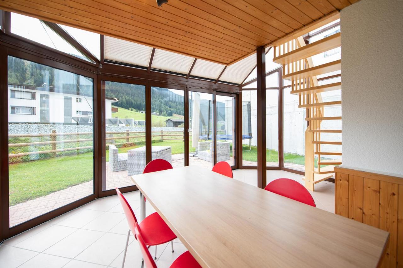 Agrimonia - 5,5-Zi Duplex Wohnung Bis 9 Personen Mit Eigenem Garten 다보스 외부 사진